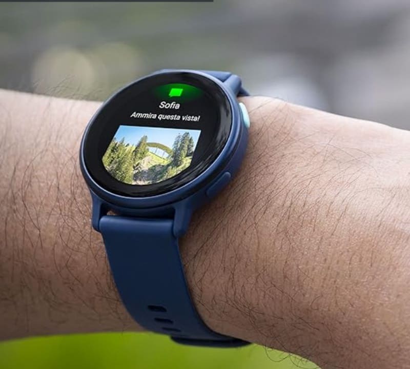 Smartwatch con una foto panoramica sul display, enfatizzando la personalizzazione e la connettività con lo smartphone.